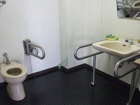 Medium_01　車いす専用トイレ　内部